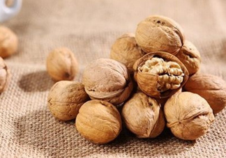 青皮核桃和干核桃哪個(gè)營(yíng)養(yǎng)高？有什么區(qū)別？