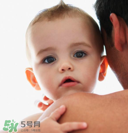 寶寶打嗝的原因  寶寶通常為什么打嗝？