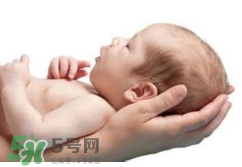 寶寶打嗝的原因  寶寶通常為什么打嗝？