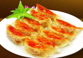 煎餃可以先蒸后煎嗎？煎餃?zhǔn)巧暹€是熟煎？