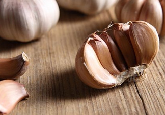 大蒜泡酒可以放冰糖嗎？什么藥酒中可以加冰糖？