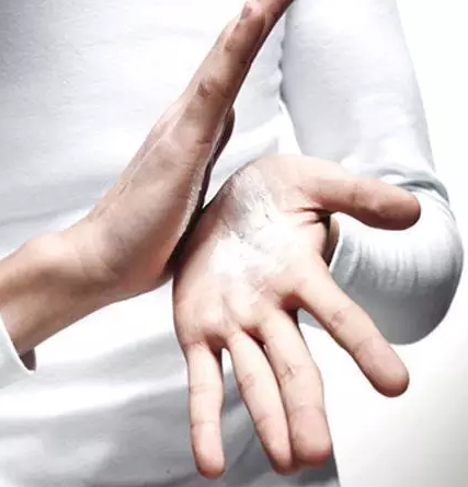 發(fā)蠟怎么用？發(fā)蠟抓頭發(fā)步驟圖