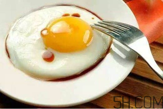 荷包蛋可以放白糖嗎 荷包蛋可以放冰糖嗎 荷包蛋可以放白糖嗎 荷包蛋可以放冰糖嗎