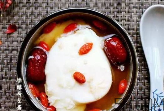 荷包蛋可以放白糖嗎 荷包蛋可以放冰糖嗎 荷包蛋可以放白糖嗎 荷包蛋可以放冰糖嗎