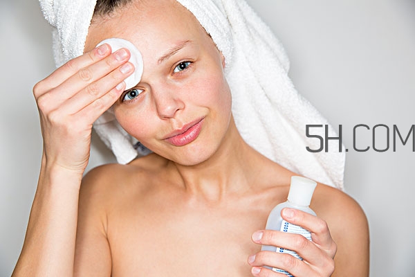 天天用卸妝水對(duì)皮膚有哪些傷害 每天用卸妝水對(duì)皮膚有害嗎 天天用卸妝水對(duì)皮膚有哪些傷害 每天用卸妝水對(duì)皮膚有害嗎