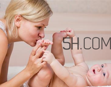 寶寶紅屁股擦什么好？寶寶拉屎綠色怎么回事？