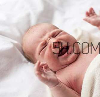 嬰兒打嗝怎么辦？嬰兒腸絞痛該怎么治療？