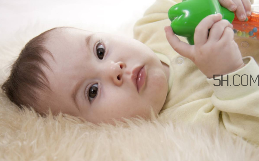 寶寶鼻子不通氣的原因？寶寶因受涼吐奶怎么辦？