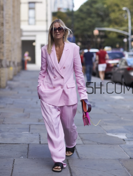 粉色西裝怎么搭配？粉色西裝搭配圖片