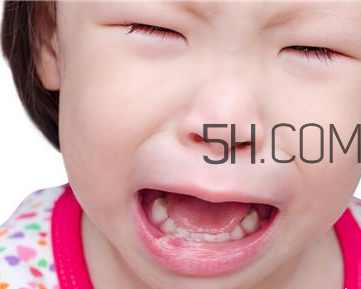 幼兒嘴巴長泡疹怎么辦才好？小兒腦癱與發(fā)育遲緩一樣嗎？