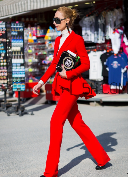 紅色外套里面配什么？紅色外套內(nèi)搭什么顏色？