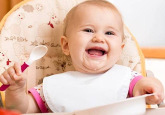 寶寶多大可以自己吃飯？如何讓寶寶愛上吃飯？