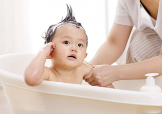 如何正確給寶寶洗澡？給寶寶洗澡水溫多少度？