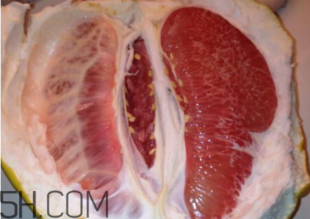 紅心柚和白心柚有什么區(qū)別？柚子皮泡水喝的作用？