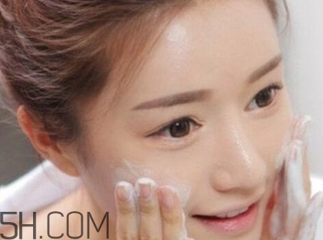 皮膚過(guò)敏是什么原因引起的？皮膚過(guò)敏和蕁麻疹的區(qū)別