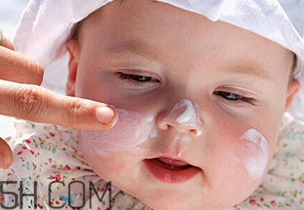 皮膚過(guò)敏是什么原因引起的？皮膚過(guò)敏和蕁麻疹的區(qū)別