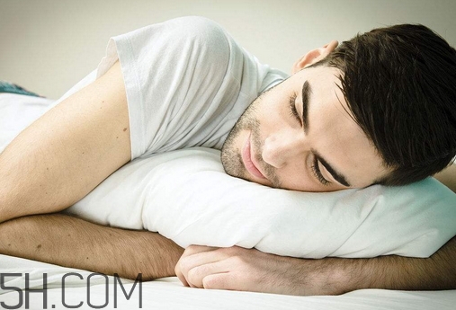 打鼾枕頭應(yīng)該高還是低_打呼嚕枕頭是高點好還是低點好 打鼾枕頭應(yīng)該高還是低_打呼嚕枕頭是高點好還是低點好