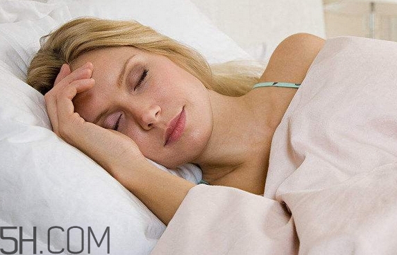 打鼾枕頭應(yīng)該高還是低_打呼嚕枕頭是高點好還是低點好 打鼾枕頭應(yīng)該高還是低_打呼嚕枕頭是高點好還是低點好