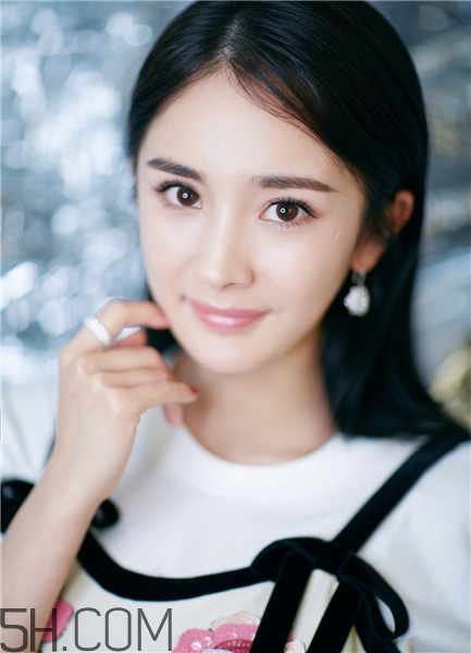 灰指甲會導(dǎo)致腳臭嗎？灰指甲能徹底根治嗎？