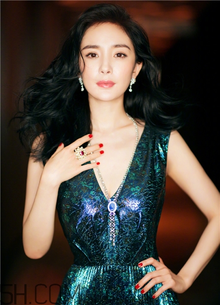 灰指甲會導(dǎo)致腳臭嗎？灰指甲能徹底根治嗎？