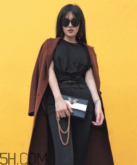 羊毛大衣會(huì)越穿越大嗎？羊毛大衣變形了怎么辦？