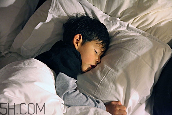 男人經(jīng)常熬夜會影響生育嗎 男人也要對自己好一點 男人經(jīng)常熬夜會影響生育嗎 男人也要對自己好一點