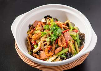 開麻辣香鍋都需要什么設(shè)備？麻辣香鍋什么人不能吃