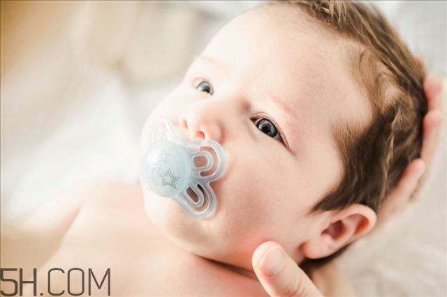 剛出生的嬰兒一個月長多少斤正常呢 剛出生的嬰兒一個月長多少斤正常呢