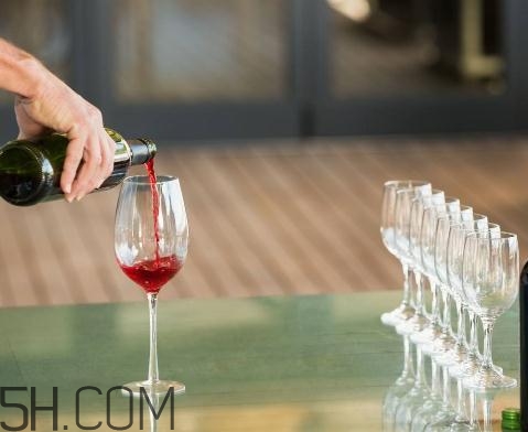 喝酒會(huì)引起痛風(fēng)嗎？喝酒會(huì)引起面癱嗎？