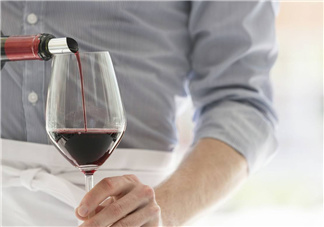 喝酒會引起痛風(fēng)嗎？喝酒會引起面癱嗎？