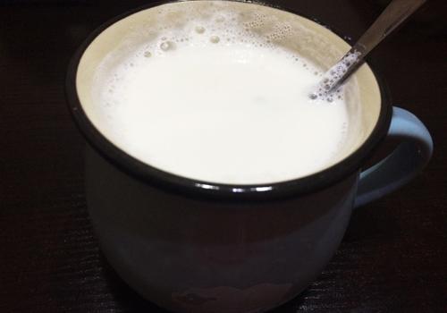 睡覺前喝熱牛奶好嗎 睡前喝熱牛奶有什么好處 睡覺前喝熱牛奶好嗎 睡前喝熱牛奶有什么好處