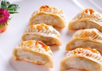 煎餃?zhǔn)窍戎笫爝€是蒸熟？煎餃和鍋貼有什么區(qū)別