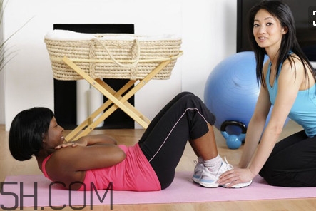 仰臥起坐起不來怎么辦？仰臥起坐對身體有傷害嗎