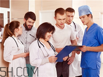 胃出血和胃穿孔的區(qū)別 胃出血和胃穿孔的癥狀 胃出血和胃穿孔的區(qū)別 胃出血和胃穿孔的癥狀