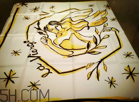 迪奧塔羅牌絲巾和迪奧星座絲巾哪個(gè)好_對(duì)比 迪奧塔羅牌絲巾和迪奧星座絲巾哪個(gè)好_對(duì)比
