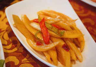 糖醋蘿卜皮怎么做？怎么用菜刀削蘿卜皮和薄蘿卜片