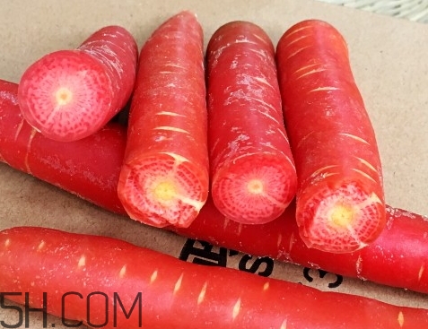 紅蘿卜的營(yíng)養(yǎng)價(jià)值_紅蘿卜的功效與作用及食用方法 紅蘿卜的營(yíng)養(yǎng)價(jià)值_紅蘿卜的功效與作用及食用方法