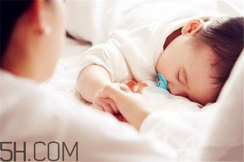 冬天空調(diào)開多少度比較適合嬰兒？嬰兒發(fā)燒可以開空調(diào)嗎？