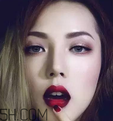 反咬唇妝是什么樣的？染唇妝和咬唇妝的區(qū)別