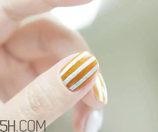 裸色美甲圖片2018款式 條紋葉子美甲教程 裸色美甲圖片2018款式 條紋葉子美甲教程