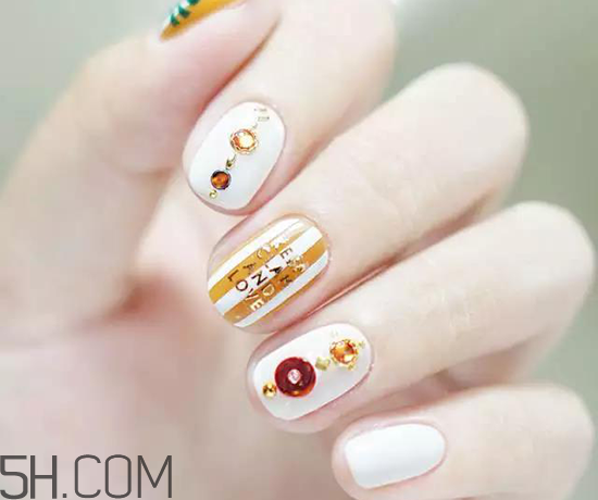 裸色美甲圖片2018款式 條紋葉子美甲教程 裸色美甲圖片2018款式 條紋葉子美甲教程