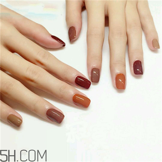 美甲店是怎么做指甲的？毛呢格子美甲教程圖解