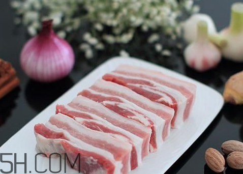 黑豬肉多少錢一斤 黑豬肉與普通豬肉的區(qū)別 黑豬肉多少錢一斤 黑豬肉與普通豬肉的區(qū)別