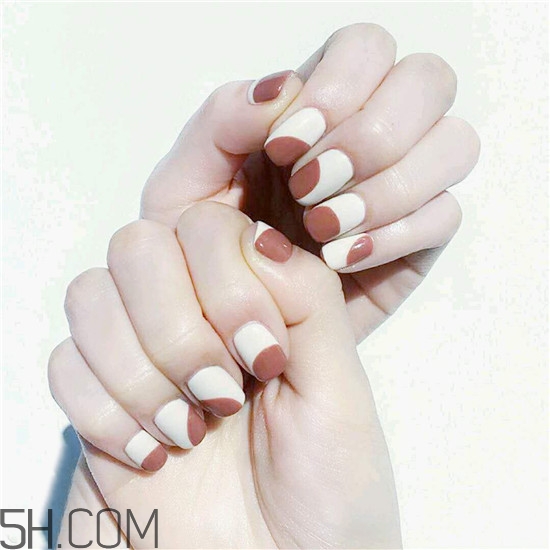 美甲店是怎么做指甲的？毛呢格子美甲教程圖解