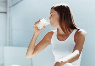 成人為什么也要喝奶粉？成人喝奶粉的好處有哪些？