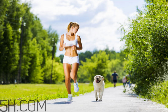 慢跑和快走哪個減肥效果更好？長期慢跑的好處有哪些？