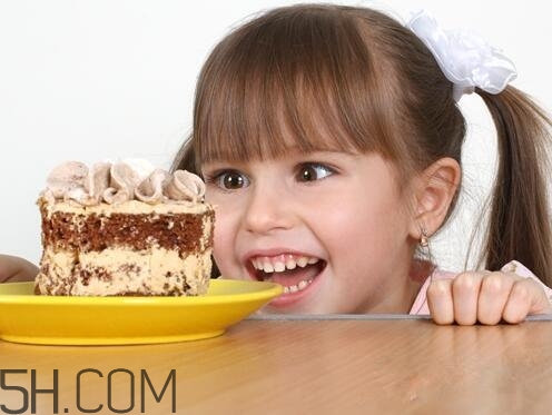 兒童吃糖太多有何影響？?jī)和绾握_吃糖？