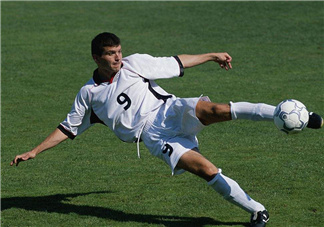 足球鞋能平時(shí)穿嗎？足球鞋可以用來(lái)跑步嗎？