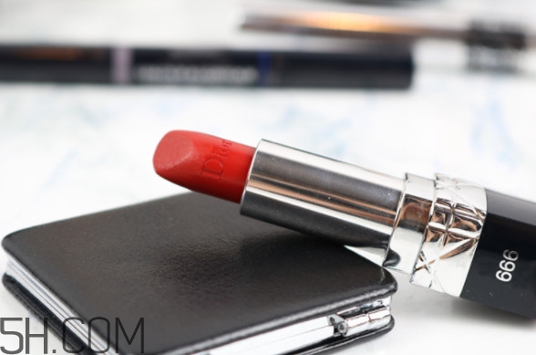 迪奧999啞光和滋潤怎么區(qū)分 試色對比哪個更好看 迪奧999啞光和滋潤怎么區(qū)分 試色對比哪個更好看