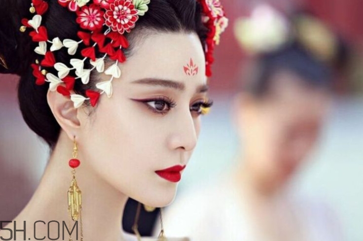 迪奧999啞光和滋潤怎么區(qū)分 試色對比哪個更好看 迪奧999啞光和滋潤怎么區(qū)分 試色對比哪個更好看